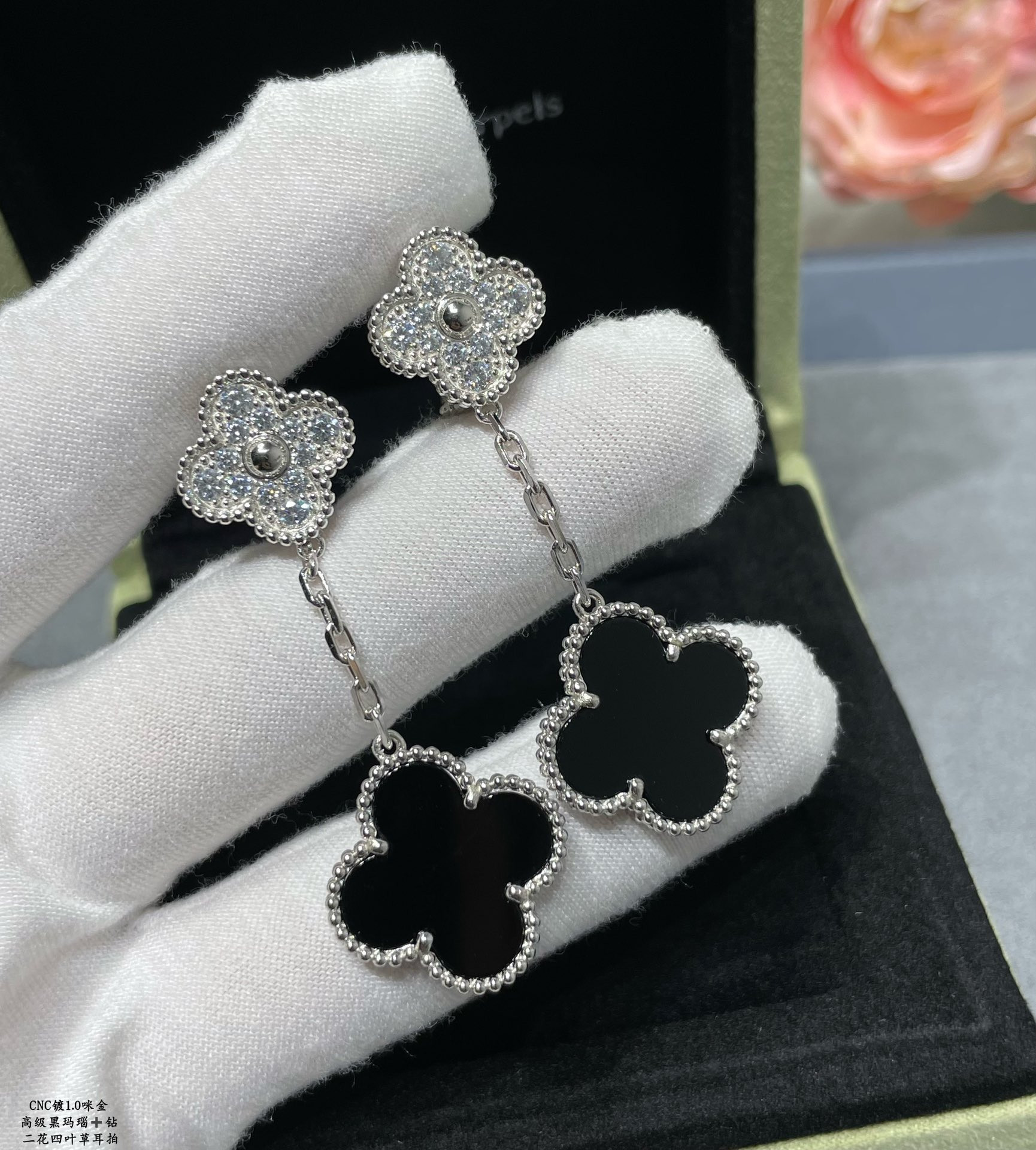 V*n Cl**f & Arpels High-grade black agate with D1am0nd two-flower four-leaf clover Earrings