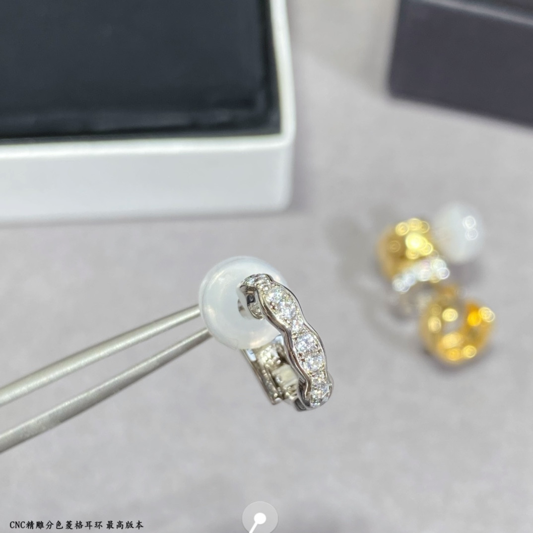 Ch**el Finely carved D1am0nd color separation Earrings