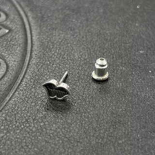 Ch*0me He**ts lip Earrings