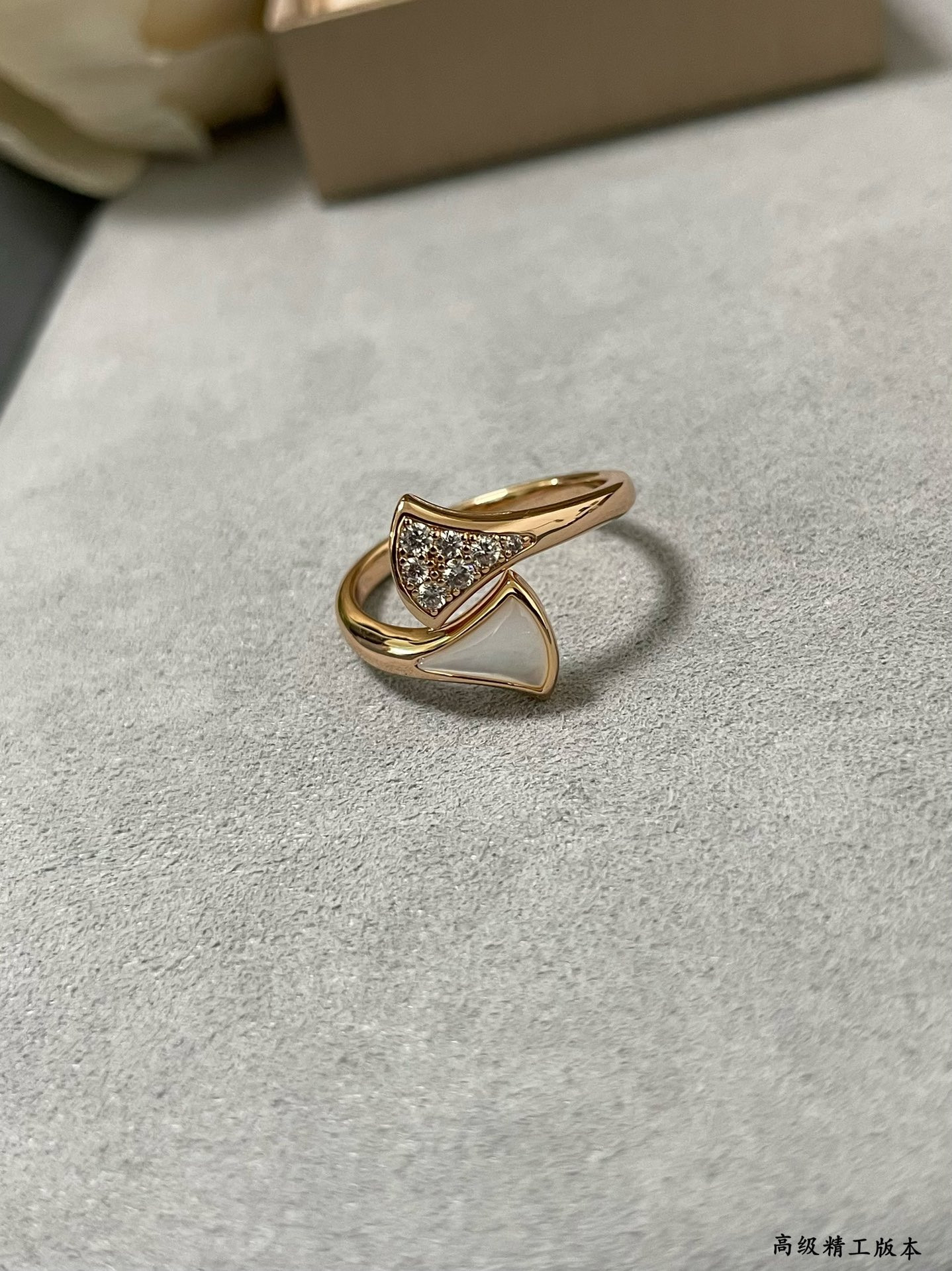 Bv1g*ai White mother-of-pearl scalloped skirt Ring