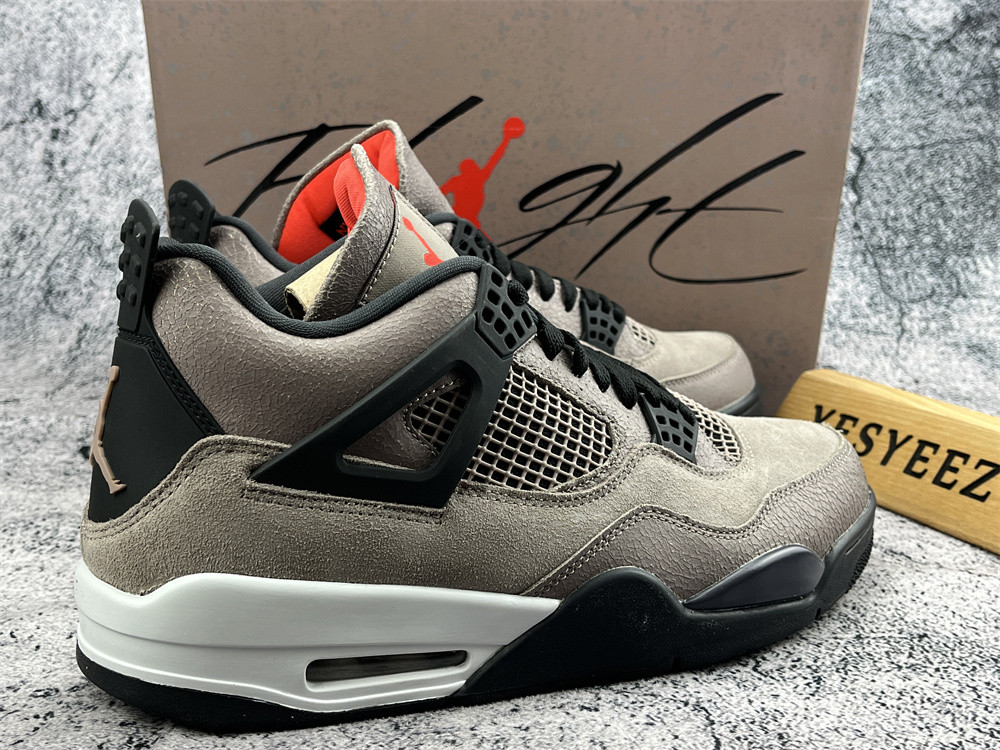 UA AIR JORDAN 4 RETRO 