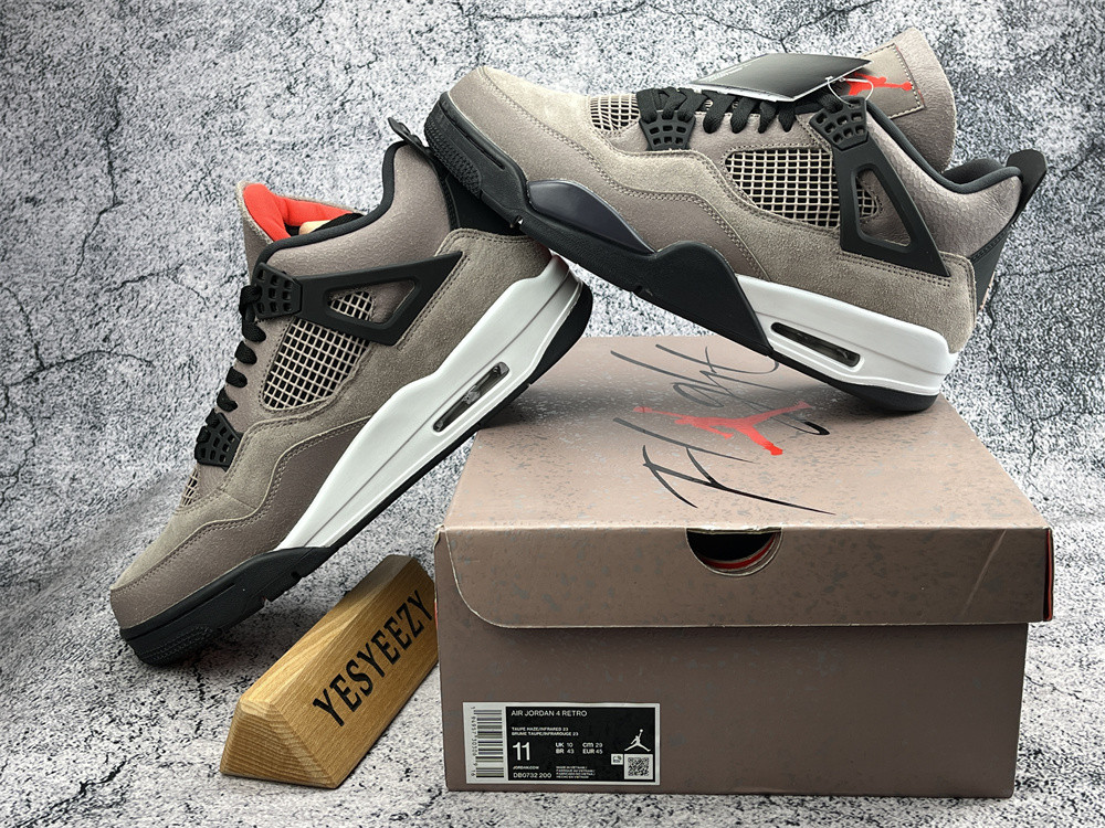 UA AIR JORDAN 4 RETRO 