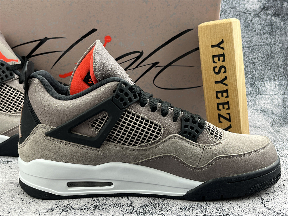 UA AIR JORDAN 4 RETRO 