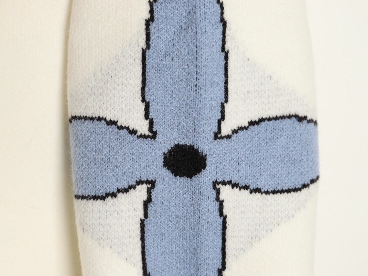 L0vis Vvtt0n 25ss Sweaters