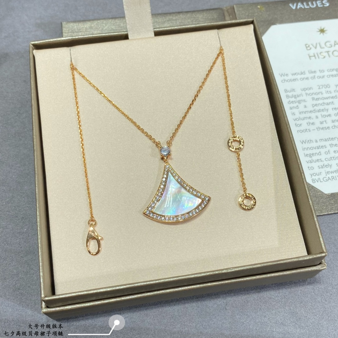 Bv1g*ai Large Luxury Mother-of-Pearl Scalloped Skirt Necklace