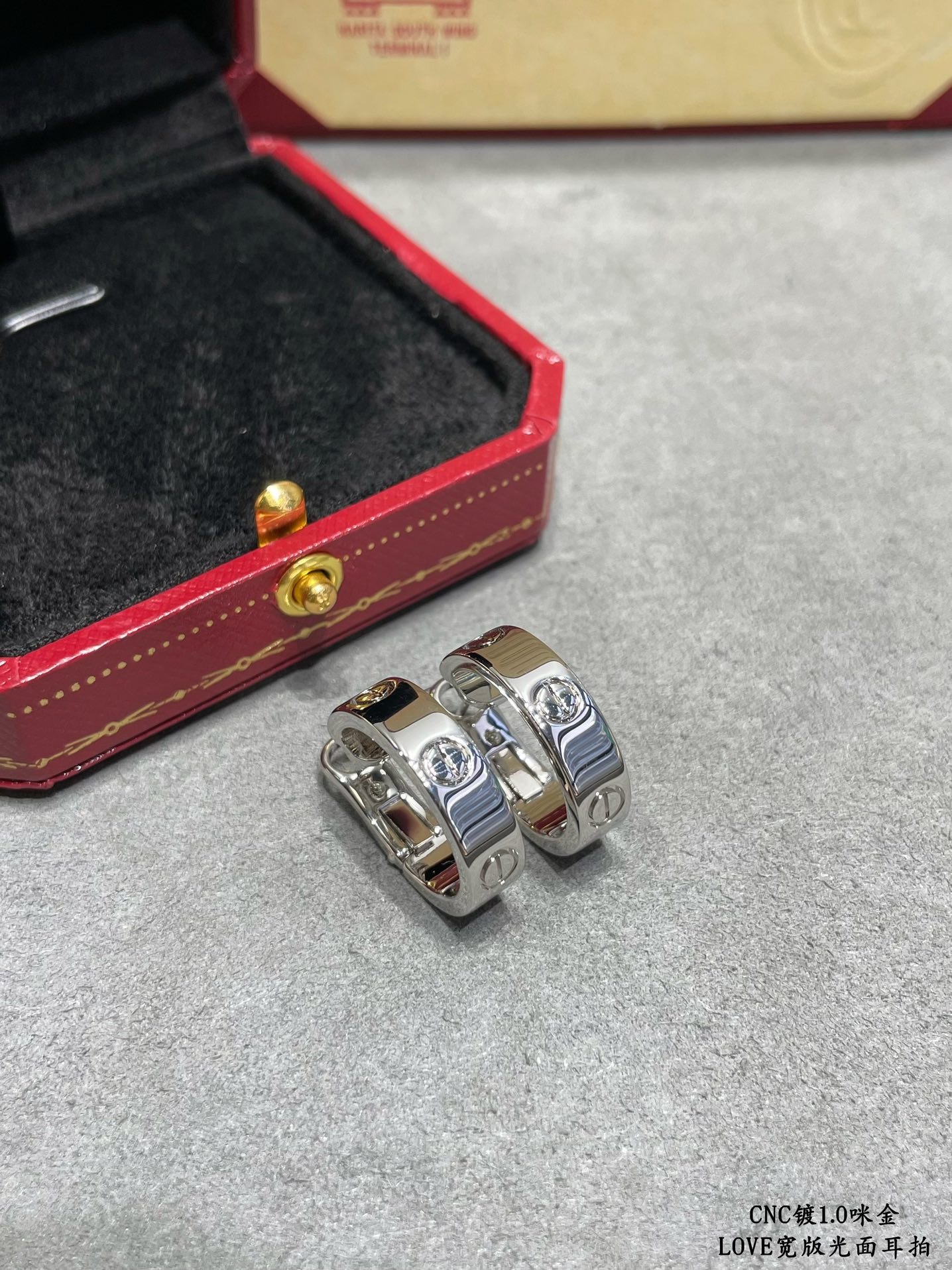 Ca*t1er Wide version smooth LOVE Earrings