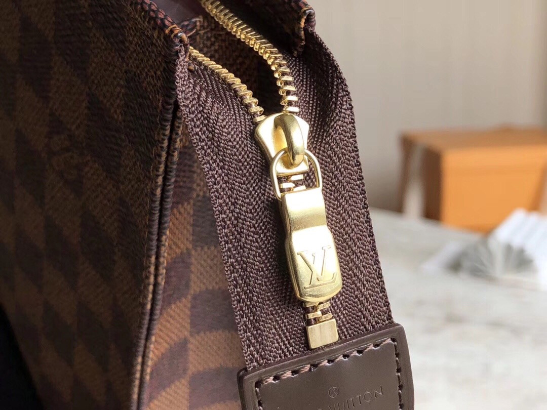 L0vis Vvtt0n LV TOILETRY POUCH 26 N47542