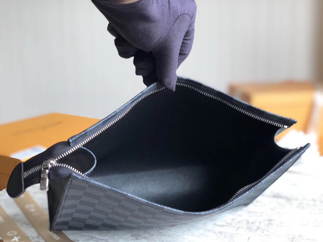 L0vis Vvtt0n LV TOILETRY POUCH 26 N47542