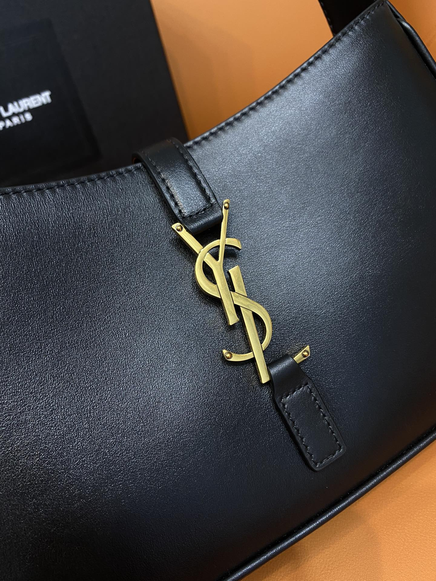 Y51 LE 5 À 7 IN SMOOTH LEATHER NOIR 23 X 16 X 6.5 CM