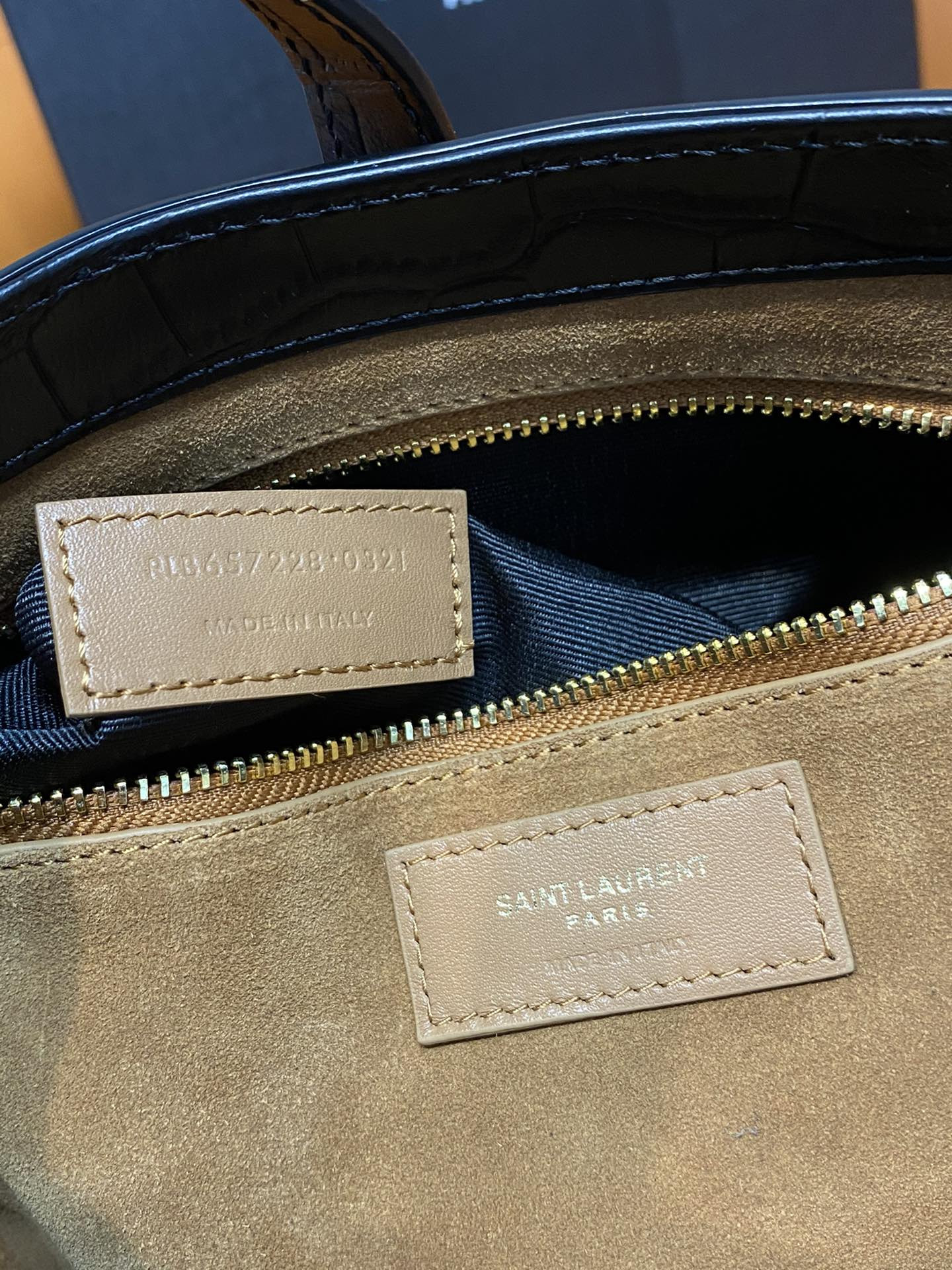 Y51 LE 5 À 7 IN CROCODILE-EMBOSSED SHINY LEATHER NOIR 23 X 16 X 6.5 CM