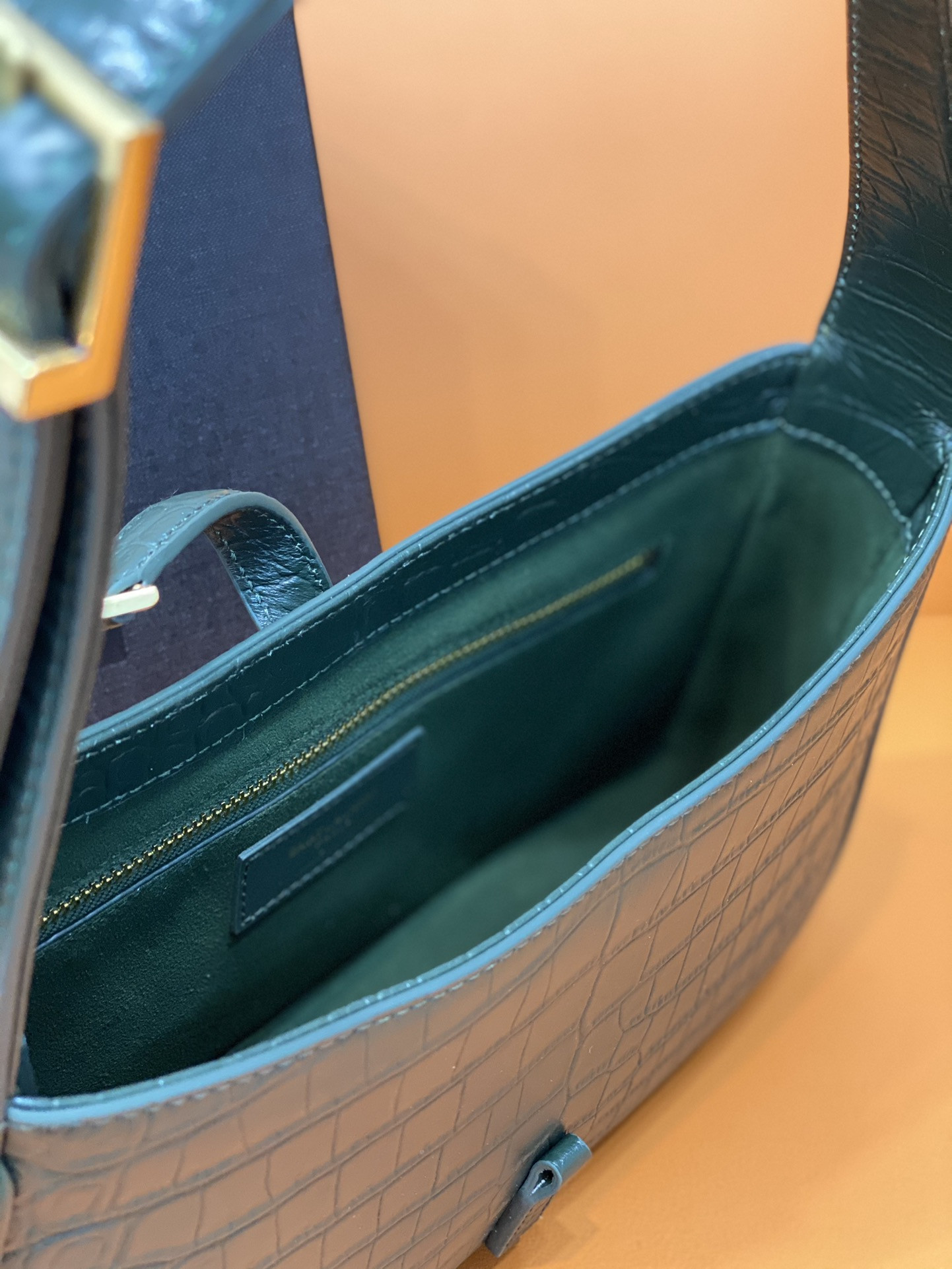 Y51 LE 5 À 7 IN CROCODILE-EMBOSSED SHINY LEATHER  23 X 16 X 6.5 CM