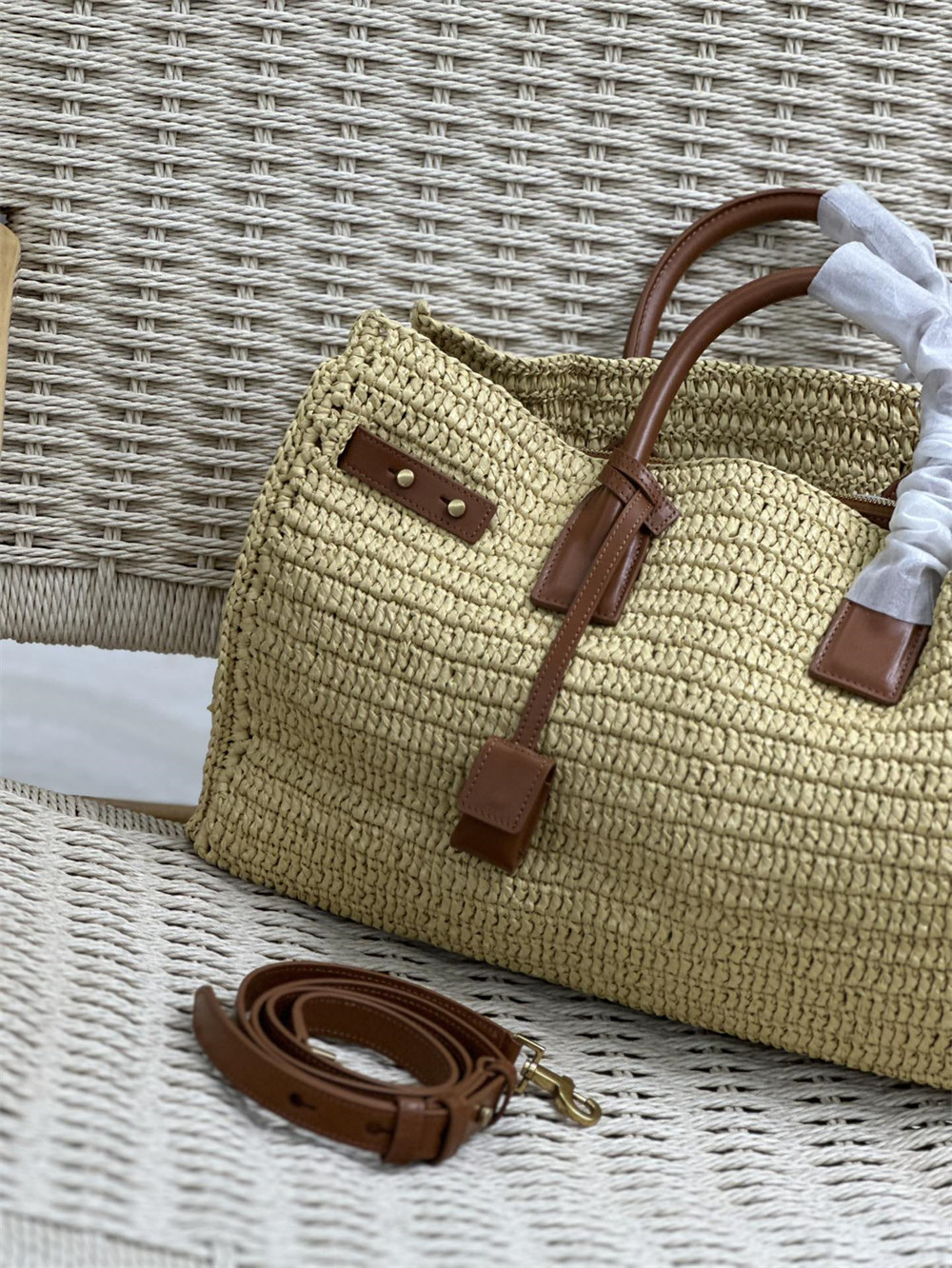 Y51 SAC DE JOUR MEDIUM S*pPLE IN RAFFIA AND VEGETABLE-TANNED LEATHER NATUREL AND BRICK