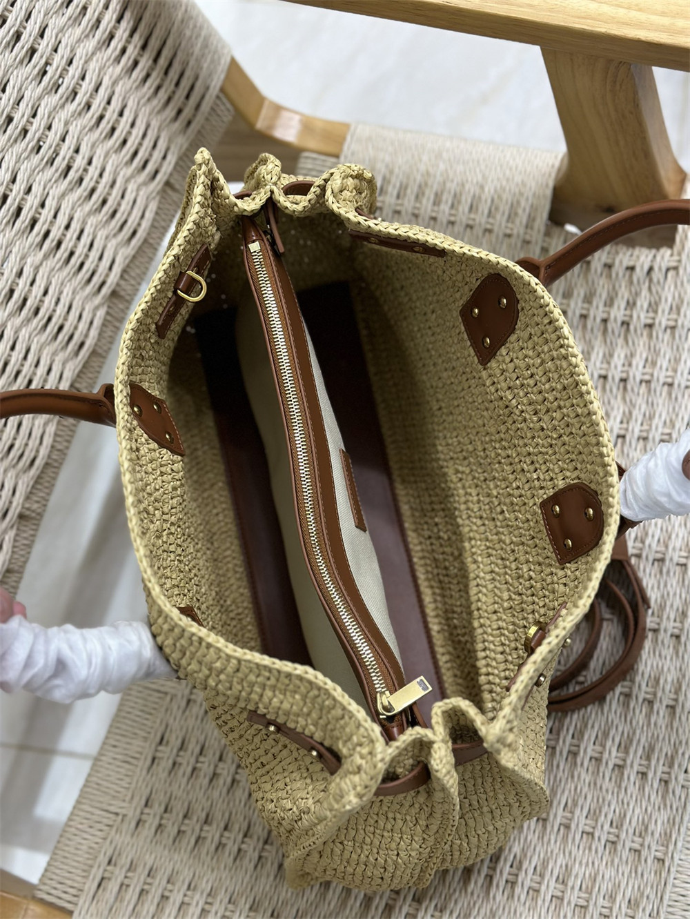 Y51 SAC DE JOUR MEDIUM S*pPLE IN RAFFIA AND VEGETABLE-TANNED LEATHER NATUREL AND BRICK