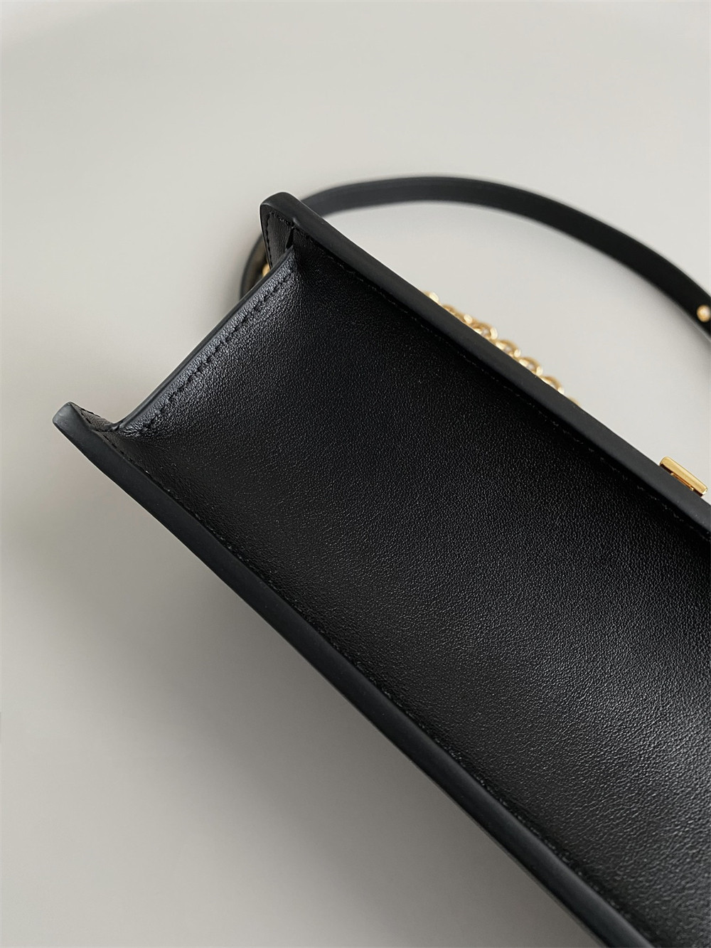 D10r 30 MONTAIGNE EAST-WEST BAG WITH CHAIN 21 x 12 x 6 cm / 8.5 x 4.5 x 2.5 inches