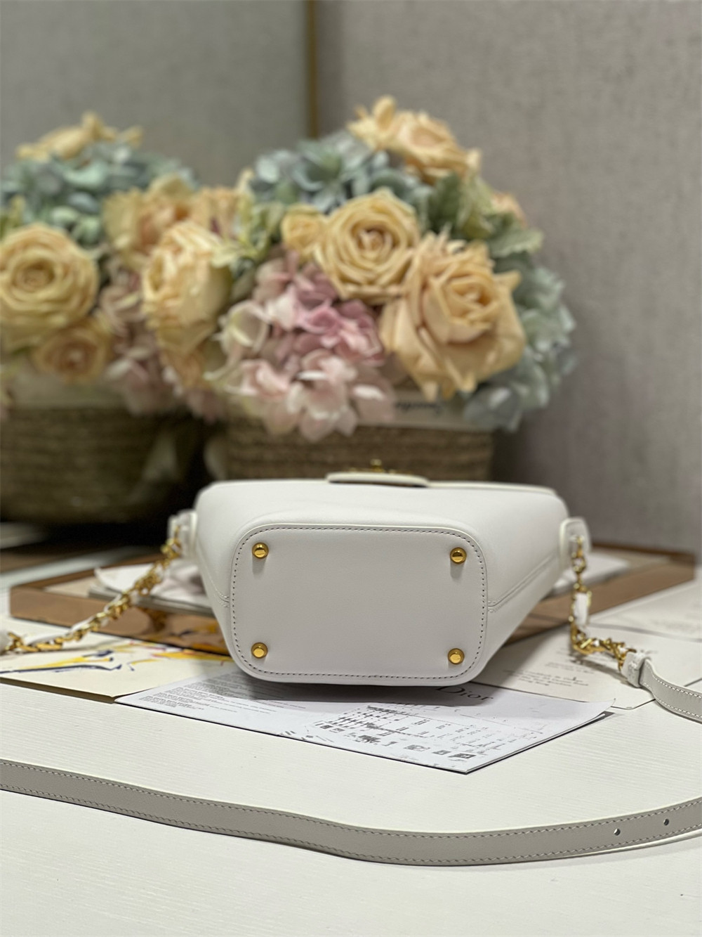 D10r 30 Montaigne Large Chain Bucket Bag White