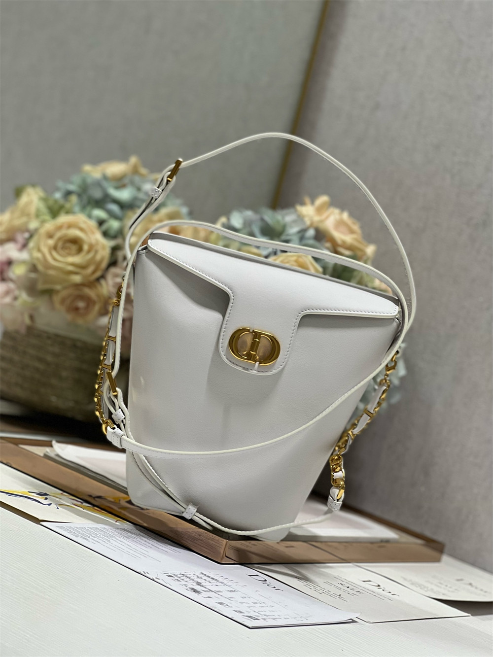 D10r 30 Montaigne Large Chain Bucket Bag White