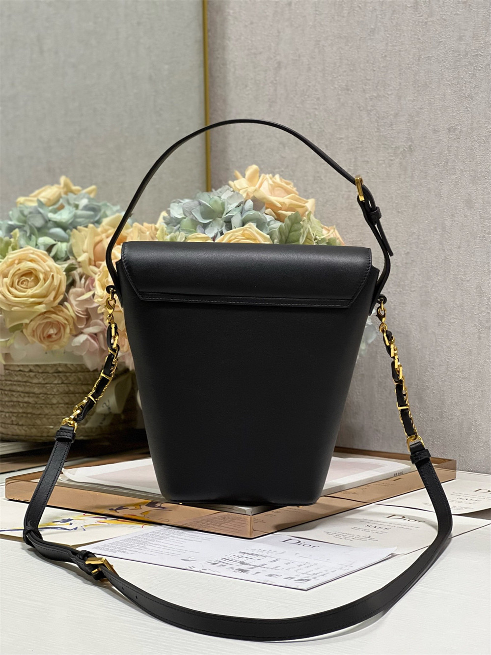 D10r 30 Montaigne Large Chain Bucket Bag Black 17x7x18cm
