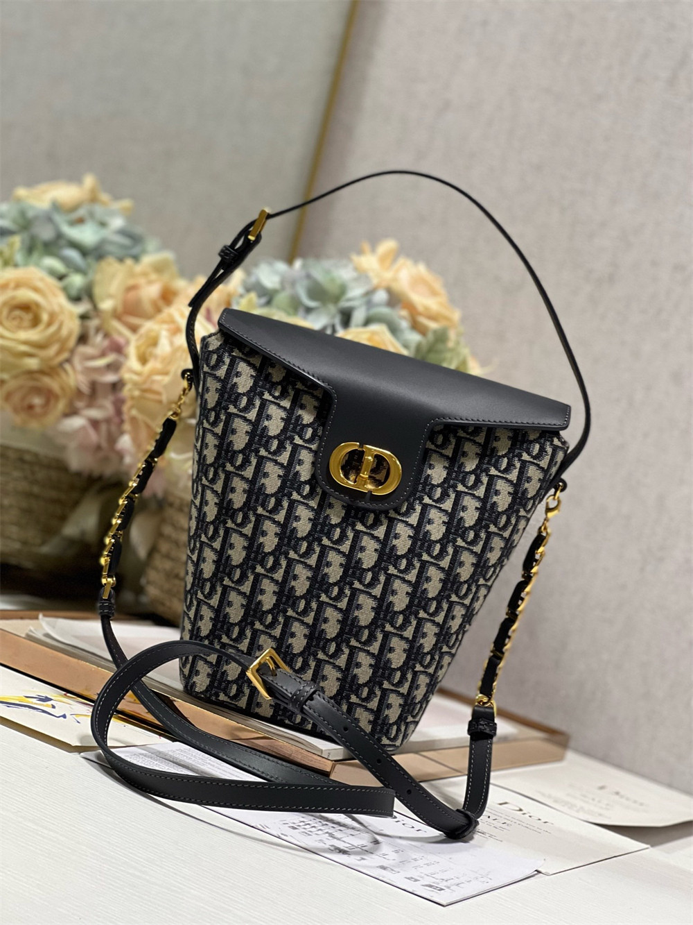 D10r 30 Montaigne Large Chain Bucket Bag Oblique Jacquard and Calfskin