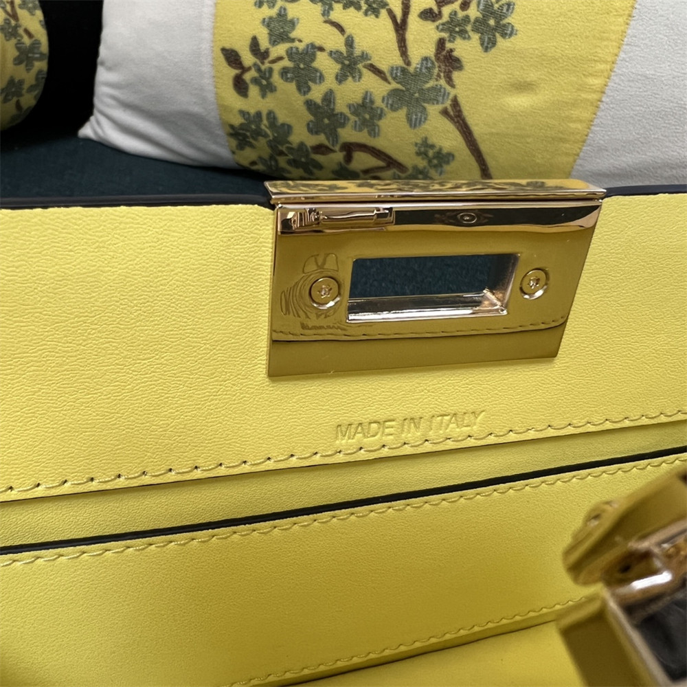 Va1e*ntin0 GARAVANI ROCKSTUD23 SMALL SMOOTH CALFSKIN SHOULDER BAG YELLOW