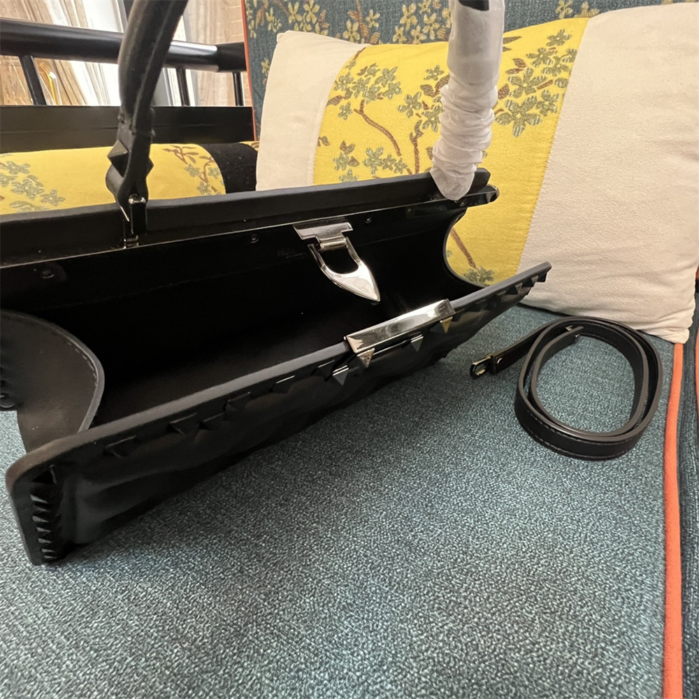 Va1e*ntin0 GARAVANI ROCKSTUD PADDED NAPPA HANDBAG BLACK