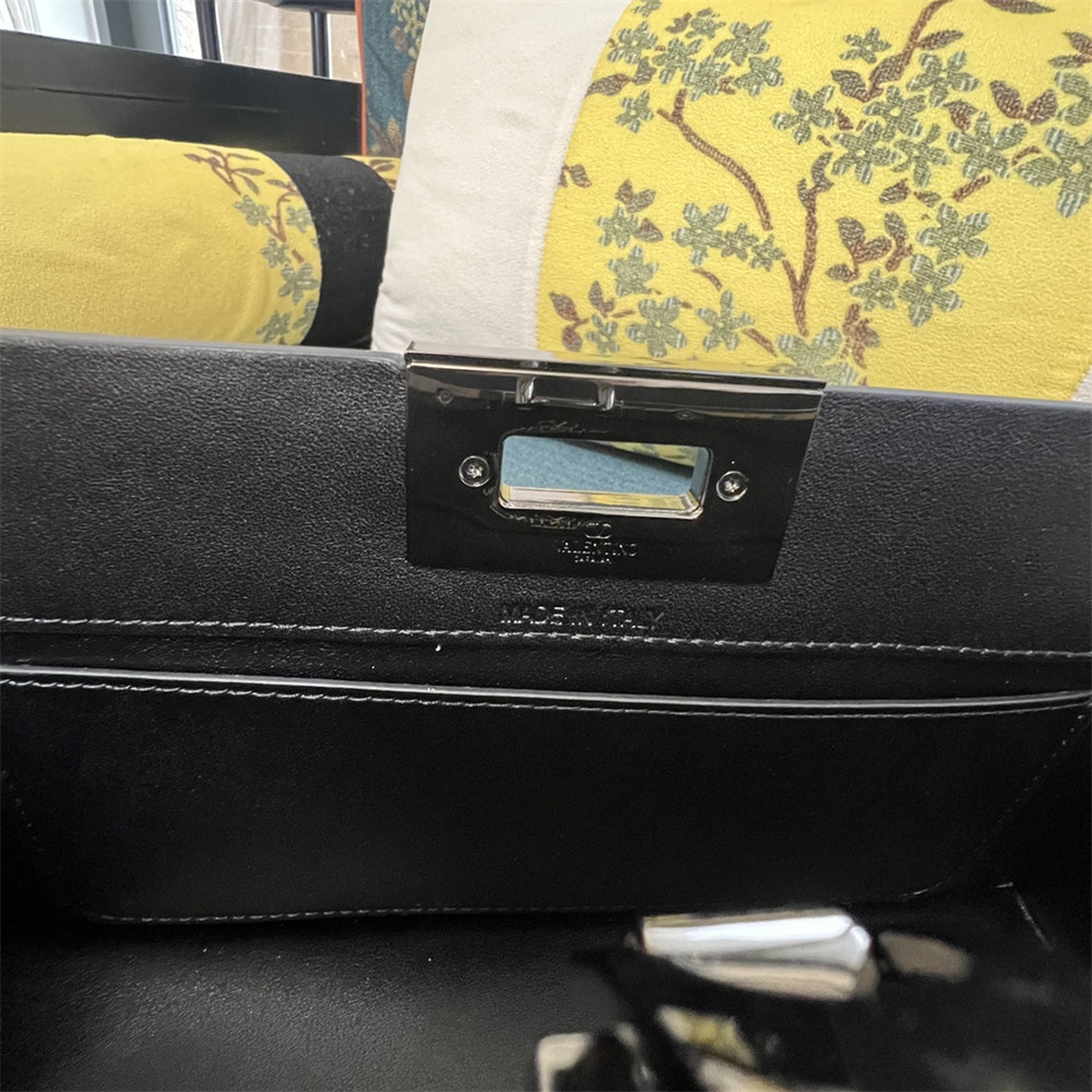 Va1e*ntin0 GARAVANI ROCKSTUD PADDED NAPPA HANDBAG BLACK