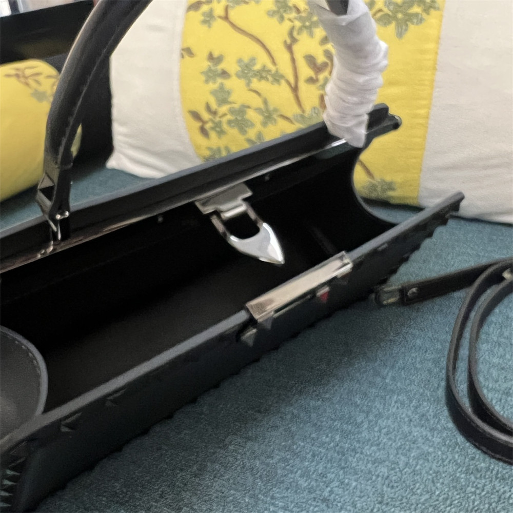 Va1e*ntin0 GARAVANI ROCKSTUD23 smooth calfskin handbag Black