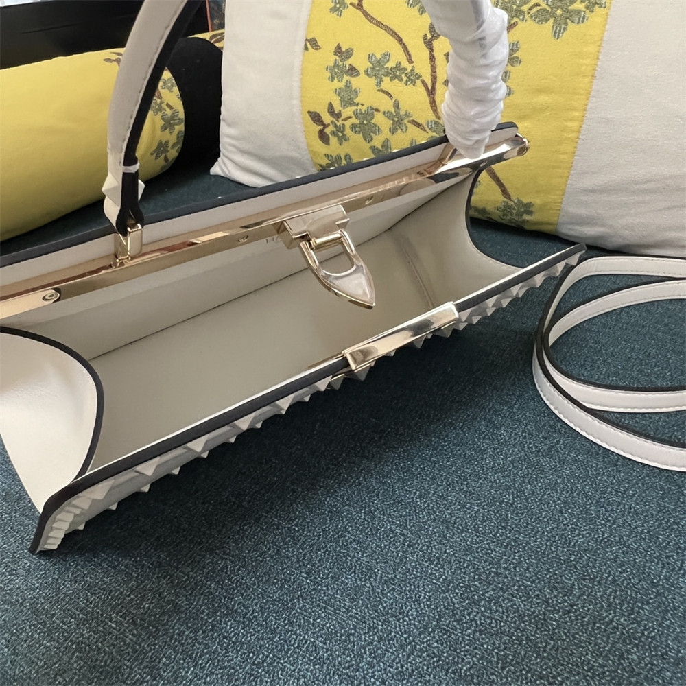 Va1e*ntin0 GARAVANI ROCKSTUD23 smooth calfskin handbag white