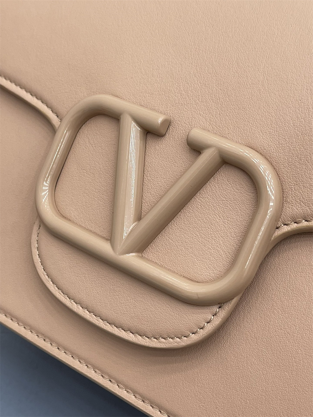 Va1e*ntin0 GARAVANI LOCÒ CALFSKIN SHOULDER SMALL BAG ROSE CANNELLE 22 x 16  x 7 cm