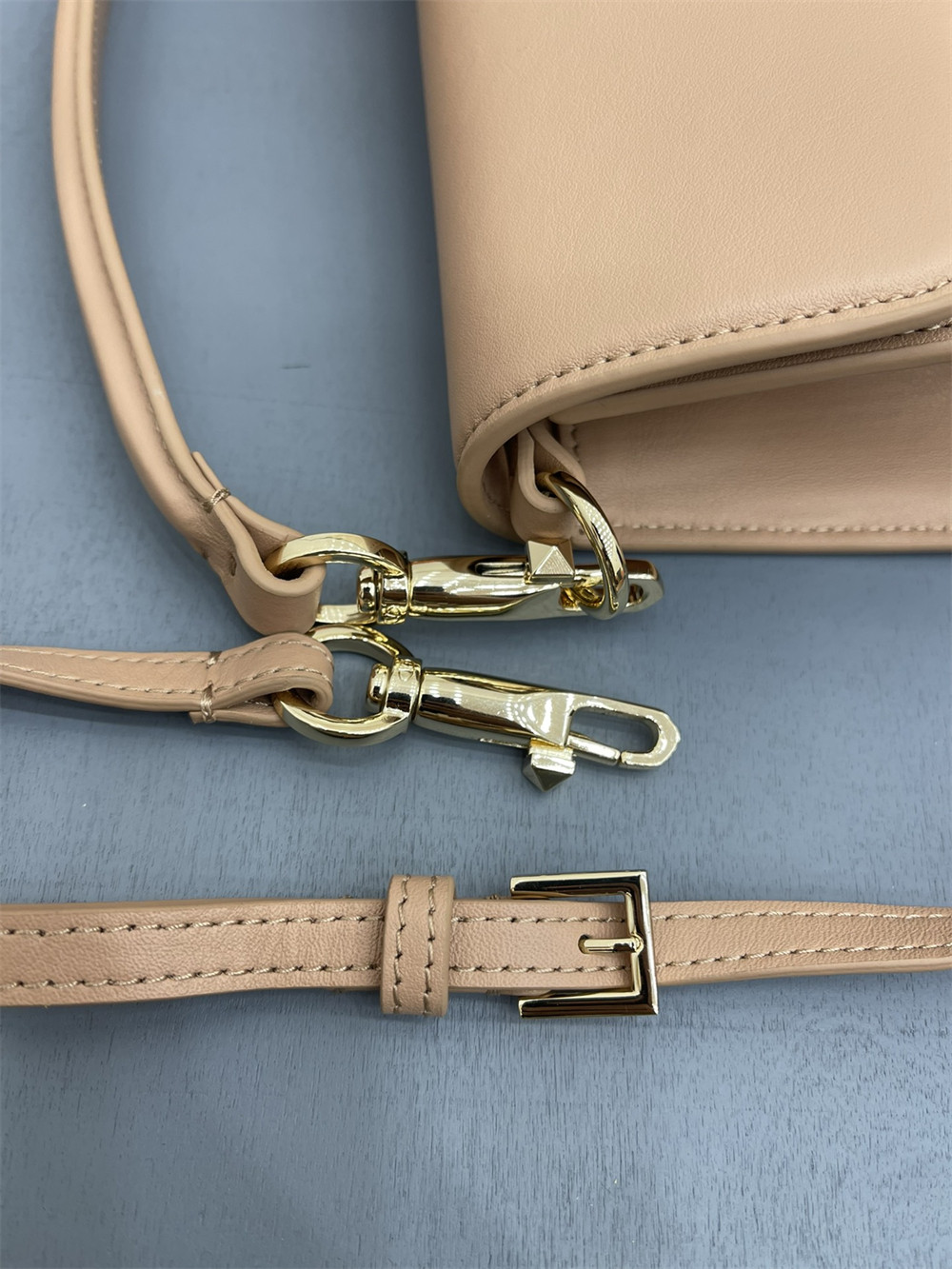 Va1e*ntin0 GARAVANI LOCÒ CALFSKIN SHOULDER SMALL BAG ROSE CANNELLE 22 x 16  x 7 cm