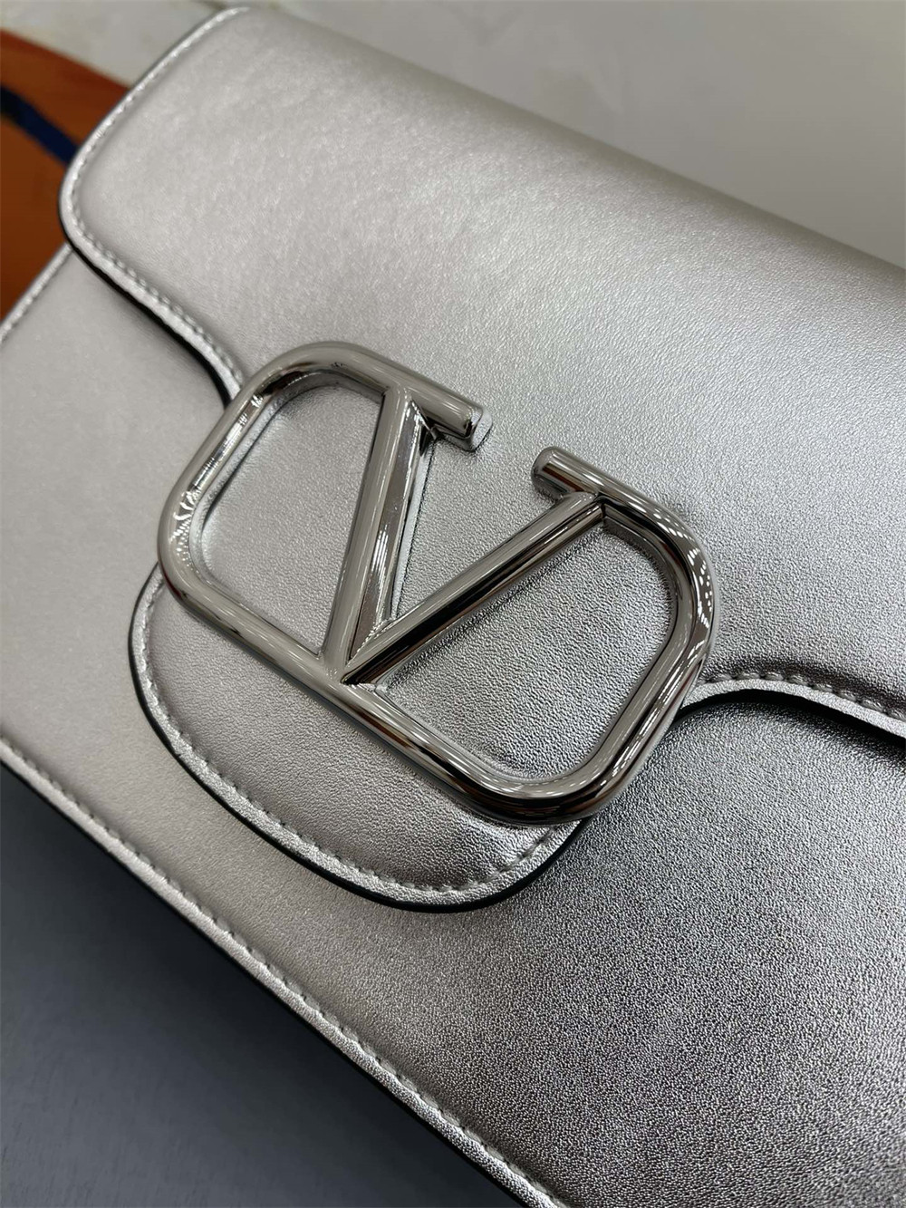 Va1e*ntin0 GARAVANI LOCÒ CALFSKIN SHOULDER SMALL BAG SILVER 22 x 16  x 7 cm
