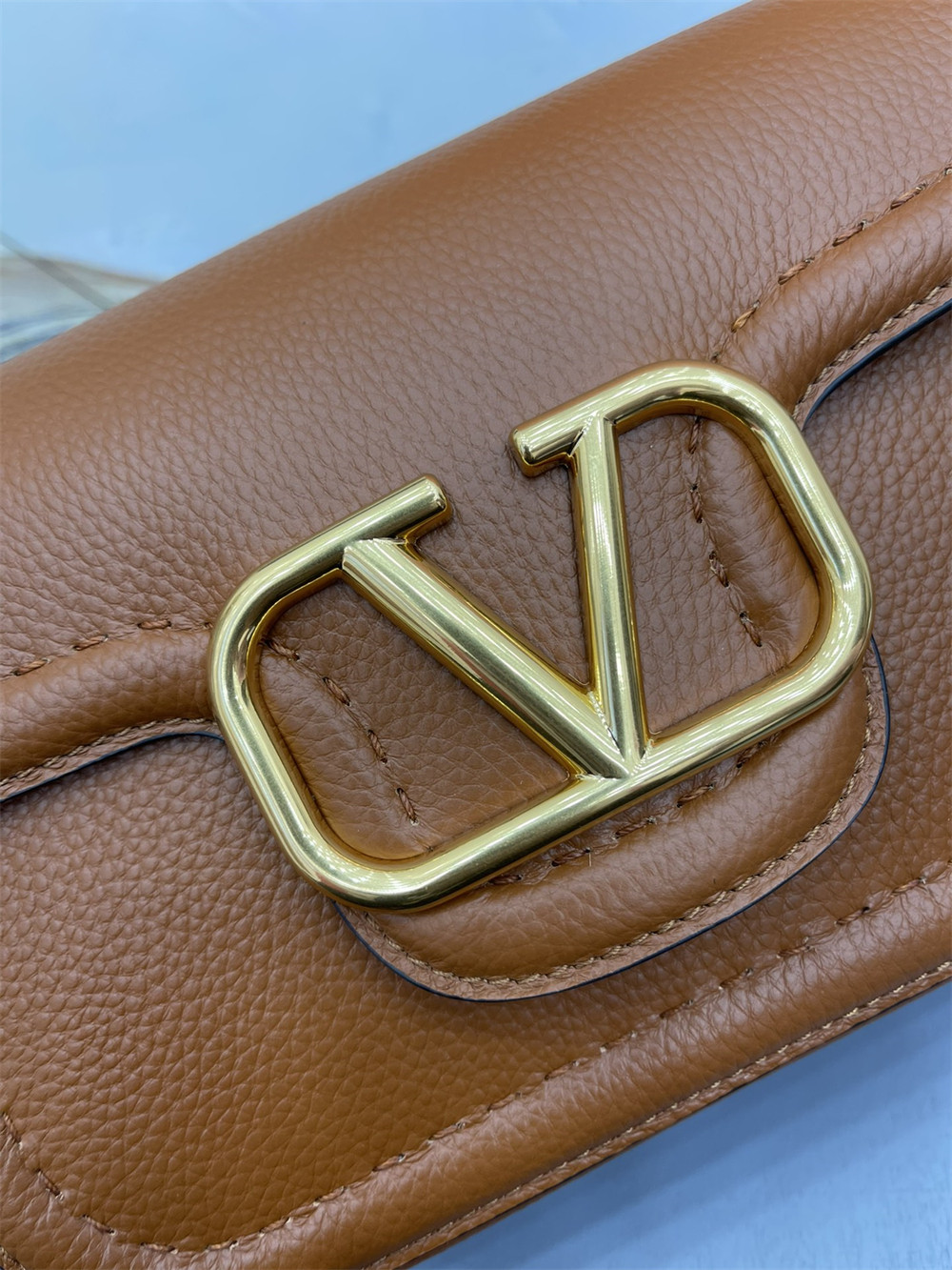 Va1e*ntin0 GARAVANI ALLTIME GRAINY CALFSKIN SHOULDER BAG BROWN