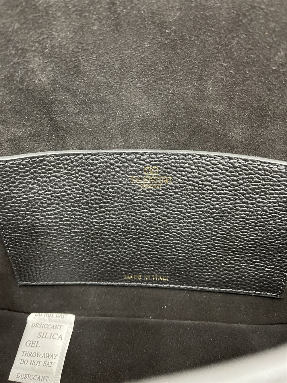 Va1e*ntin0 GARAVANI ALLTIME GRAINY CALFSKIN SHOULDER BAG BLACK 23.5x18X8cm