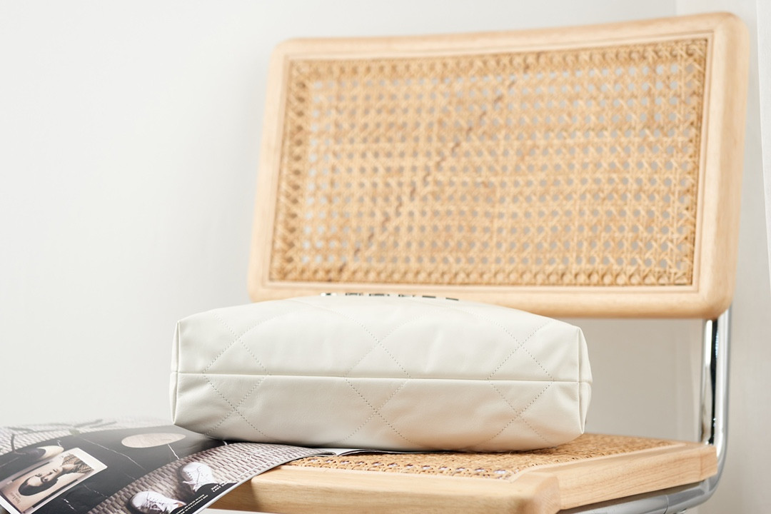 Ch**el 22 SMALL HANDBAG Shiny Calfskin White 13.7×14.4×2.7 in