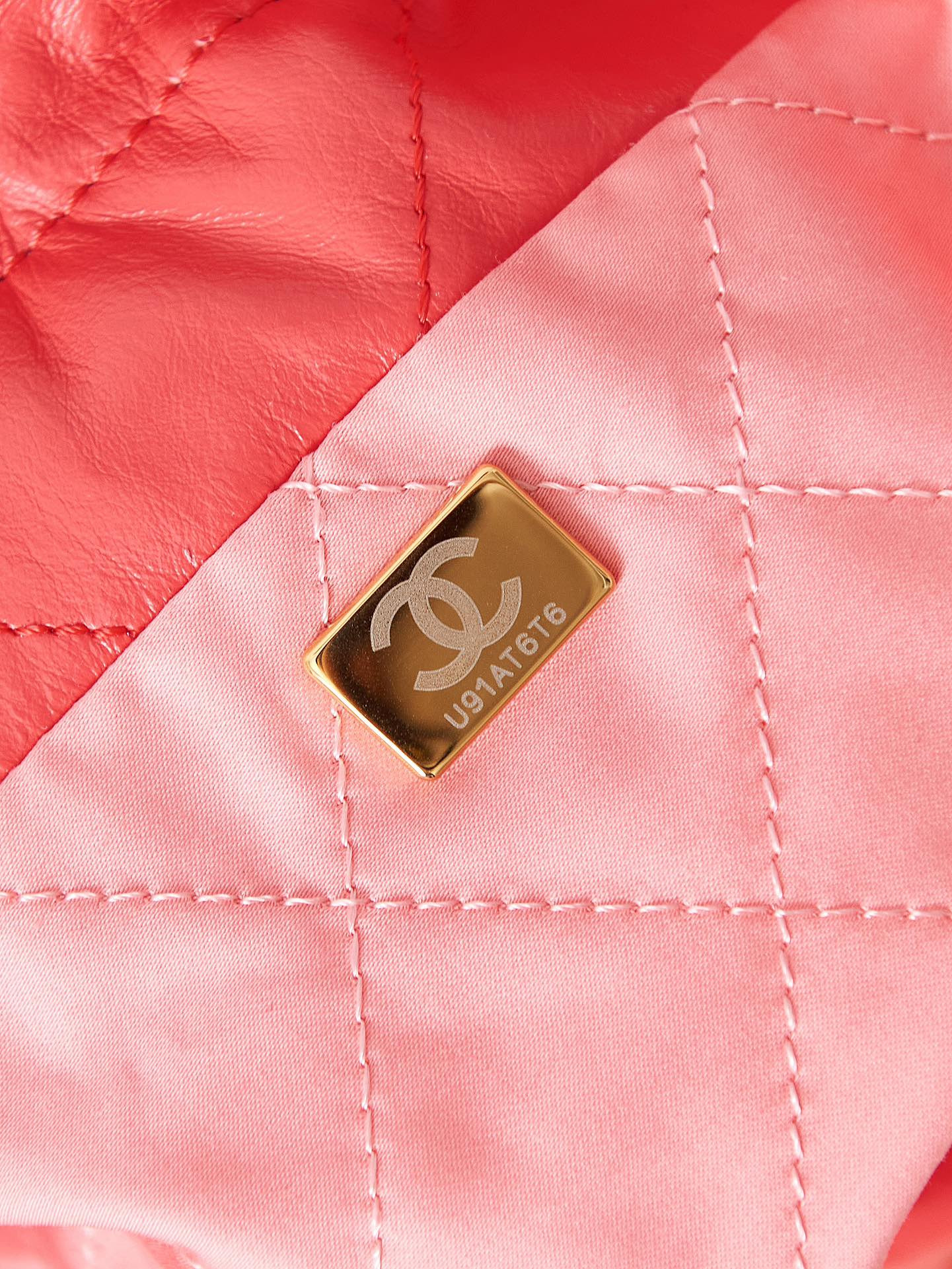 Ch**el 22 MINI HANDBAG Shiny Calfskin red 7.8 × 7.4 × 2.3 in