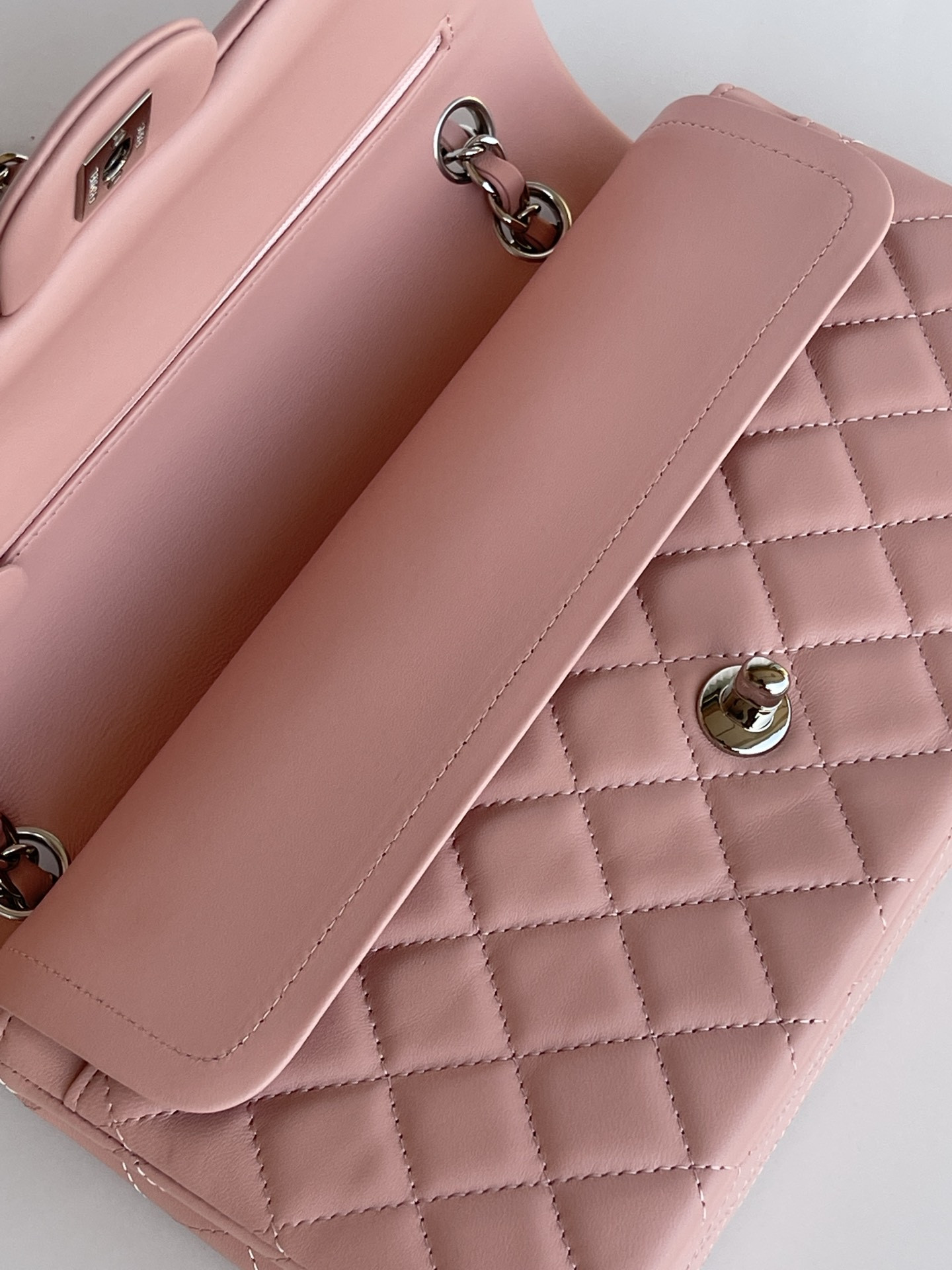 Ch**el CLASSIC FLAP 25CM CF PINK SILVER 6 × 9.9 × 2.5 in