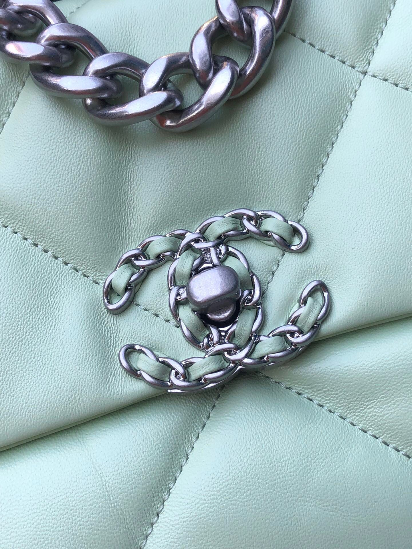 Ch**el 19 HANDBAG Shiny Leather, Gold-Tone, Silver-Tone & Ruthenium-Finish Metal Green 6.2 × 10.1 × 3.5 in