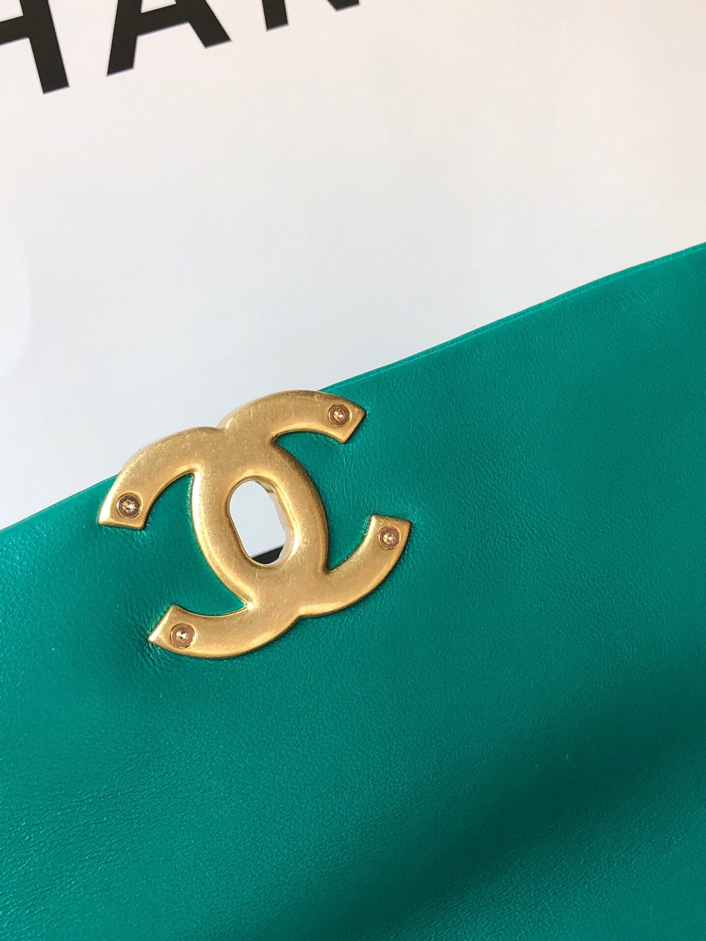 Ch**el 19 HANDBAG Shiny Leather, Gold-Tone, Silver-Tone & Ruthenium-Finish Metal Green 6.2 × 10.1 × 3.5 in