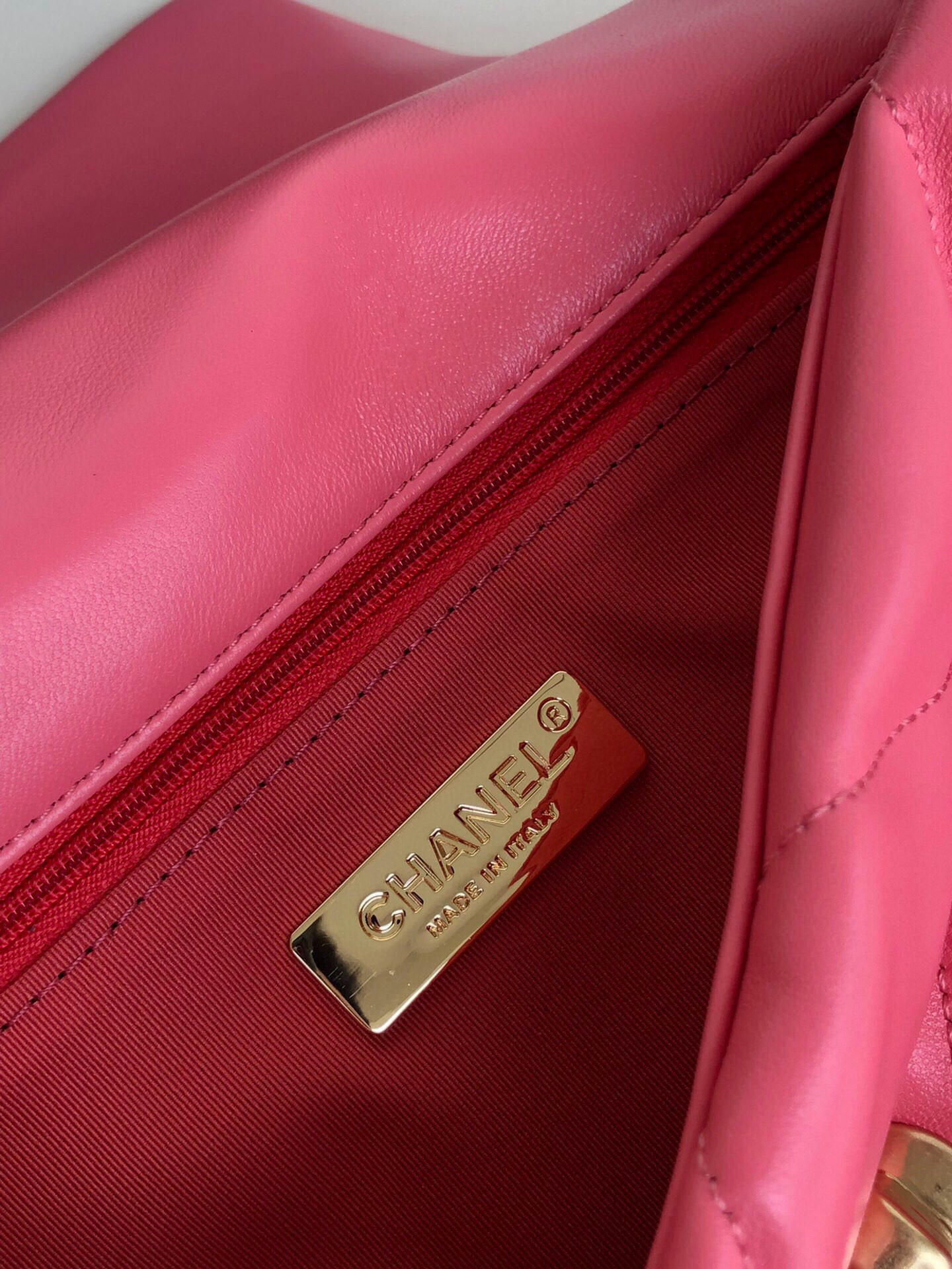 Ch**el 19 HANDBAG Shiny Leather, Gold-Tone, Silver-Tone & Ruthenium-Finish Metal Pink 6.2 × 10.1 × 3.5 in