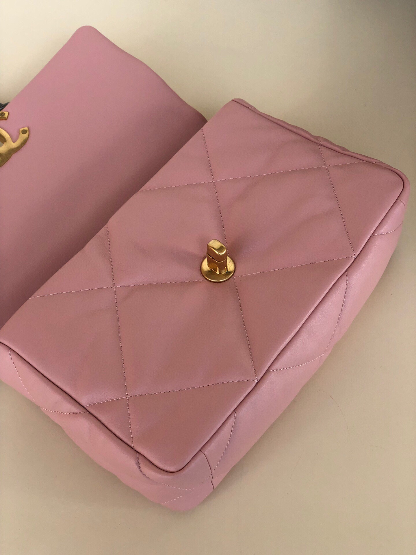 Ch**el 19 HANDBAG Shiny Leather, Gold-Tone, Silver-Tone & Ruthenium-Finish Metal Light Pink 6.2 × 10.1 × 3.5 in