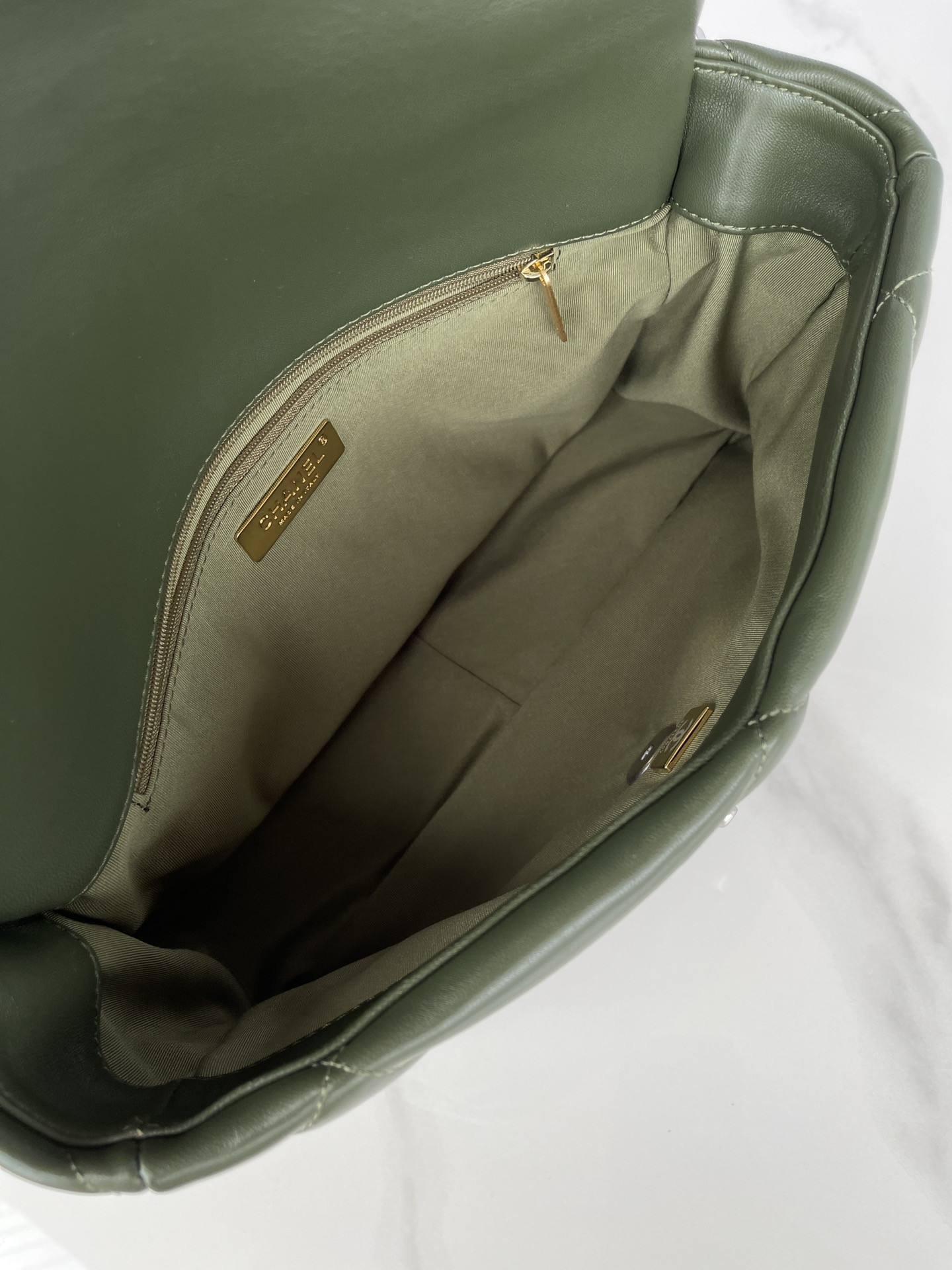 Ch**el 19 LARGE HANDBAG Shiny Leather, Gold-Tone, Silver-Tone & Ruthenium-Finish Metal Dark Green 7.8 × 11.7 × 3.9 in