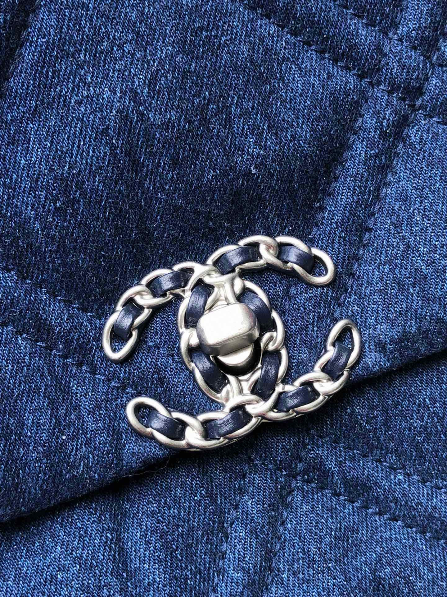 Ch**el 19 LARGE HANDBAG, Gold-Tone, Silver-Tone & Ruthenium-Finish Metal Blue 7.8 × 11.7 × 3.9 in