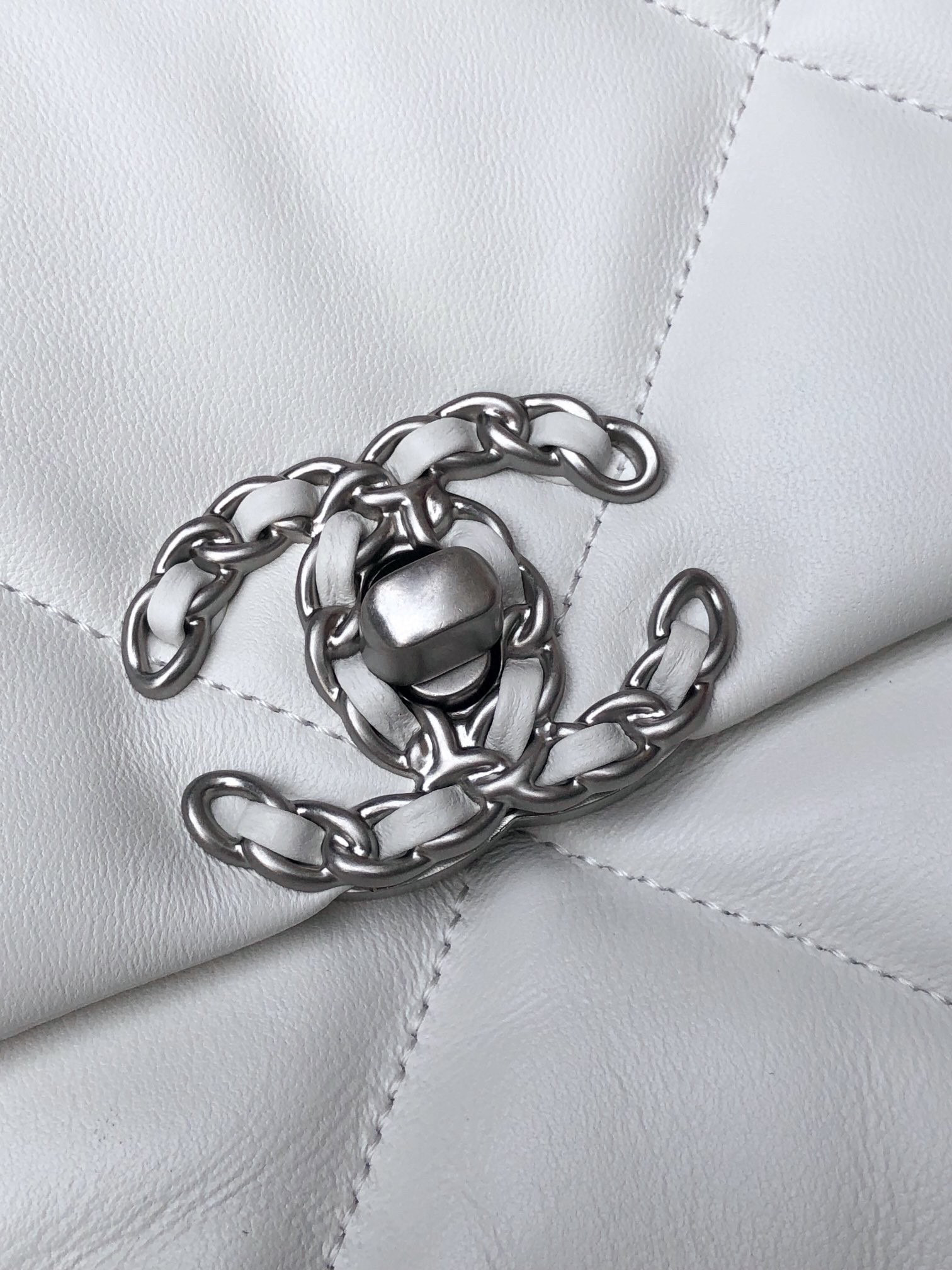 Ch**el 19 HANDBAG Shiny Leather, Gold-Tone, Silver-Tone & Ruthenium-Finish Metal White 6.2 × 10.1 × 3.5 in