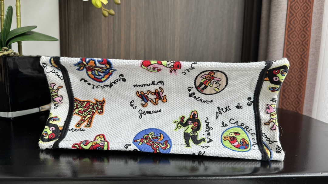 Small D10r BOOK TOTE WHITE MULTICOLOR DRAGON ZODIAC EMBROIDERY 10.5 x 8.5 x 5.5 inches