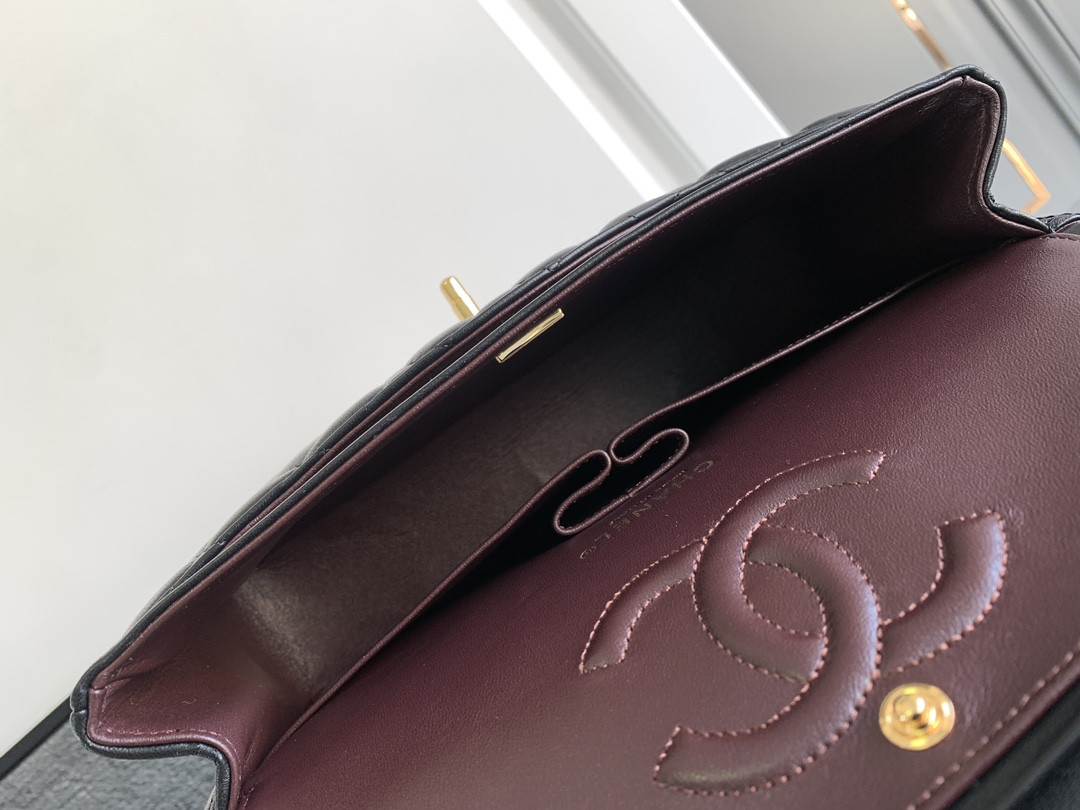 Ch**el CLASSIC HANDBAG LAMBSKIN & GOLD-TONE METAL BLACK 15.5 x 25.5x6.5cm