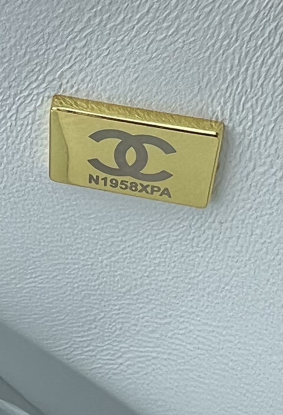 Ch**el CLASSIC HANDBAG GRAINED CALFSKIN & GOLD-TONE METAL WHITE 6 × 9.9 × 2.5 in