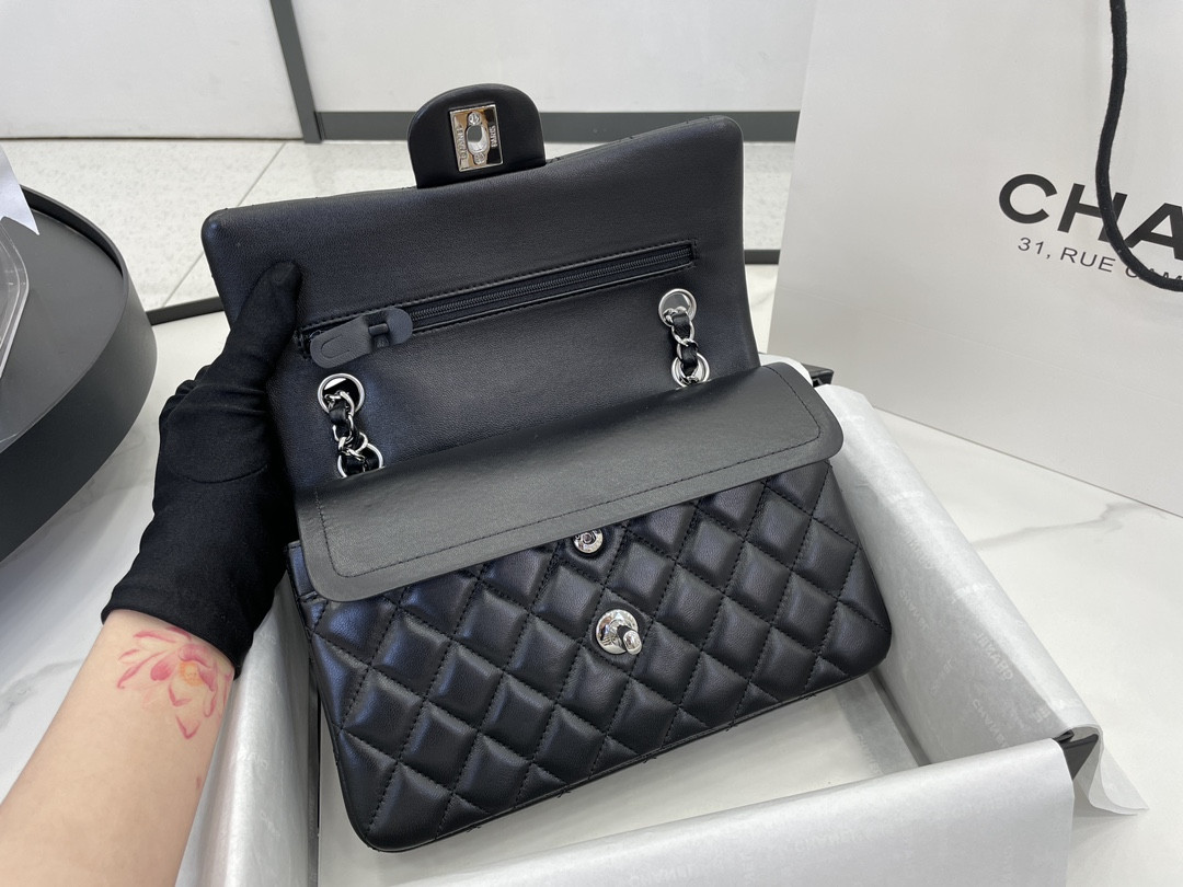 Ch**el SMALL CLASSIC HANDBAG Grained Shiny Calfskin & Silver-Tone Metal Black 5.7 × 9 × 2.3 in