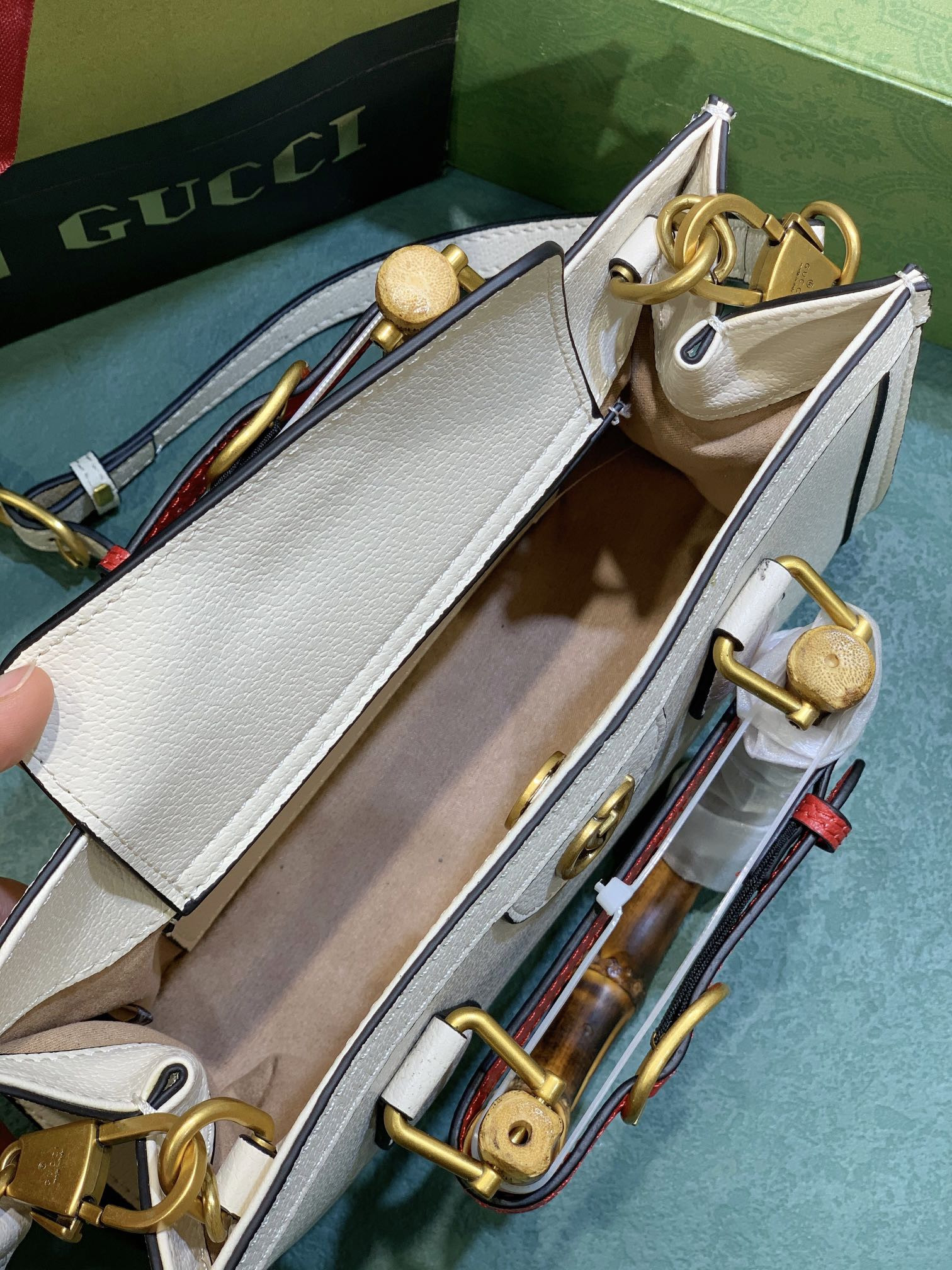 Gvc*1 DIANA SMALL SHOULDER BAG White 25W x 16H x 9D CM