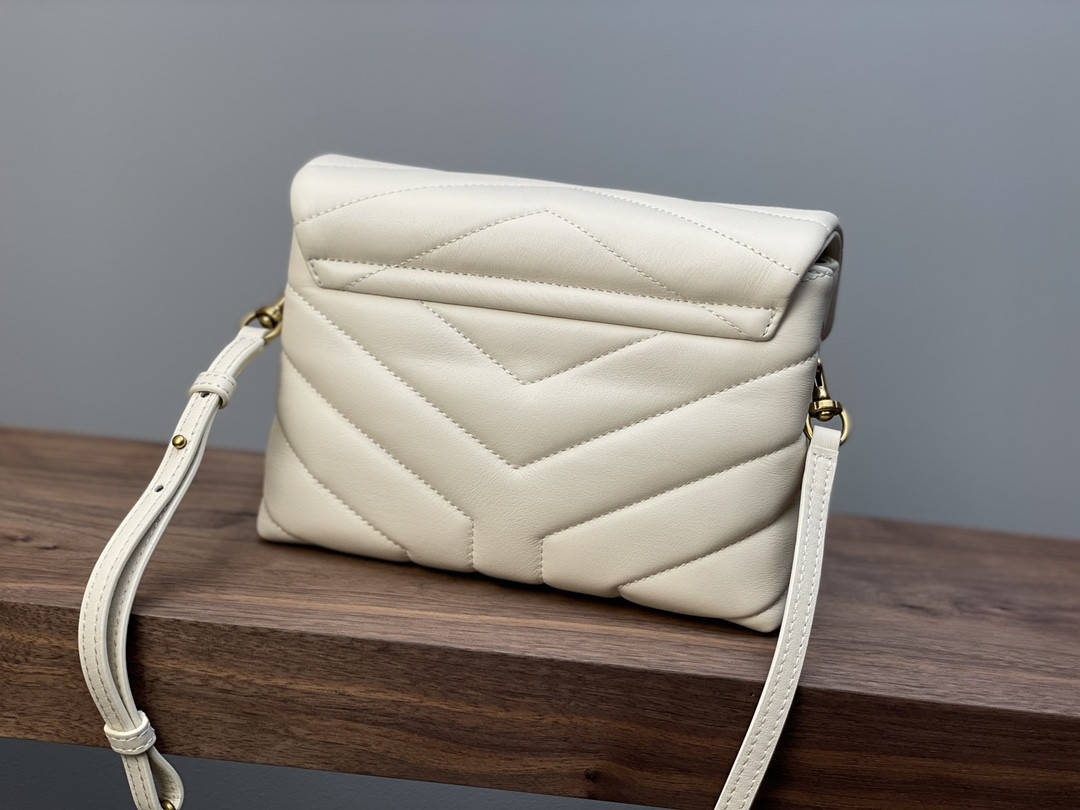 Y51 TOY LOULOU IN QUILTED LEATHER WHITE 7.9 X 5.5 X 3 INCHES