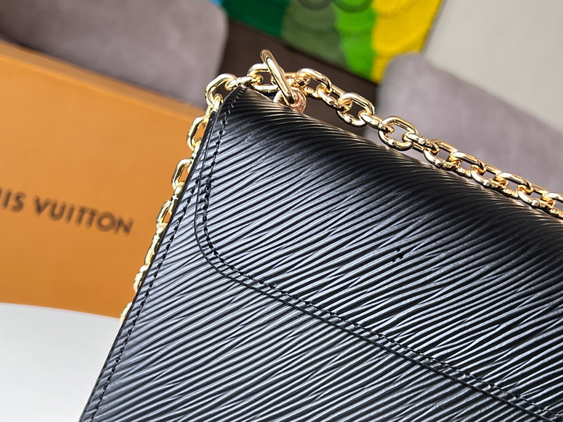 L0vis Vvtt0n M21113 Twist MM 9.1 x 6.7 x 3.7 inches