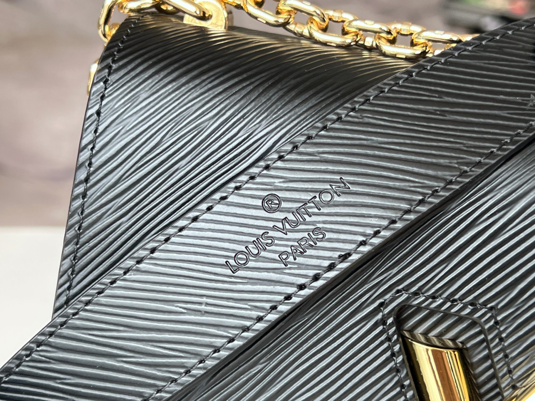 L0vis Vvtt0n M21113 Twist MM 9.1 x 6.7 x 3.7 inches